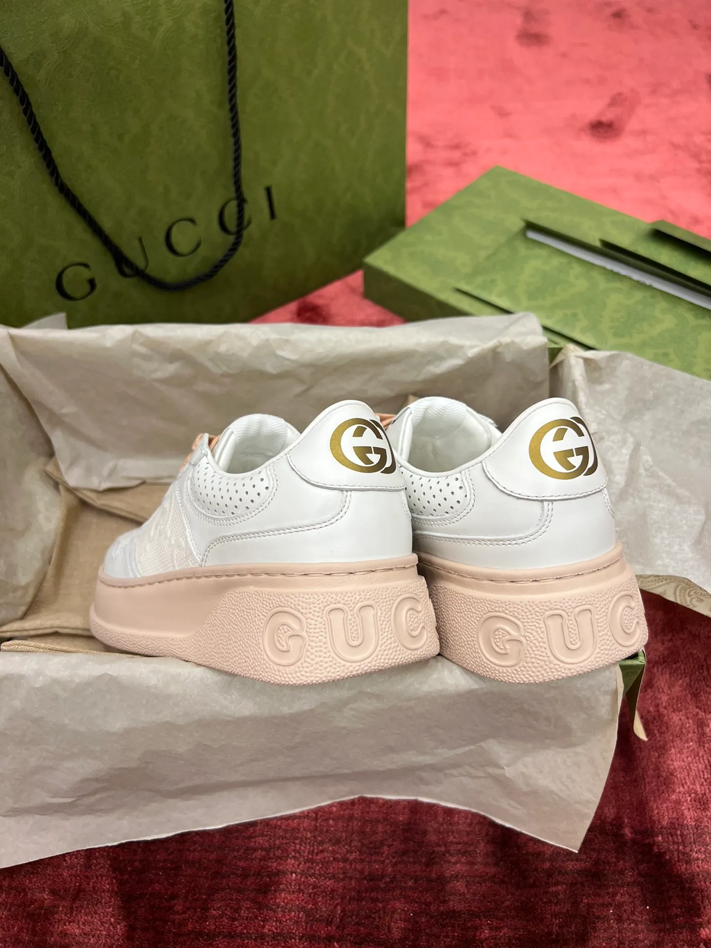 👟👟Ex-factory price 480👟👟 Gucc*i~~New upgraded version, original original color @GG couple's thick-soled shoes...biscuit shoes...white shoes...sneakers...flat shoes...catwalk style: celebrities, Internet celebrities, Xiaohongshu, etc. will definitely plant grass and call❤ Original customized cowhide fabric (classic old floral fabric, perforation, embossing process), the original bottom has a big logo, and there is a GG on the heel Logo, 5cm thick sole, classic Gucci webbing... Women's size 35-40, men's size 39-44